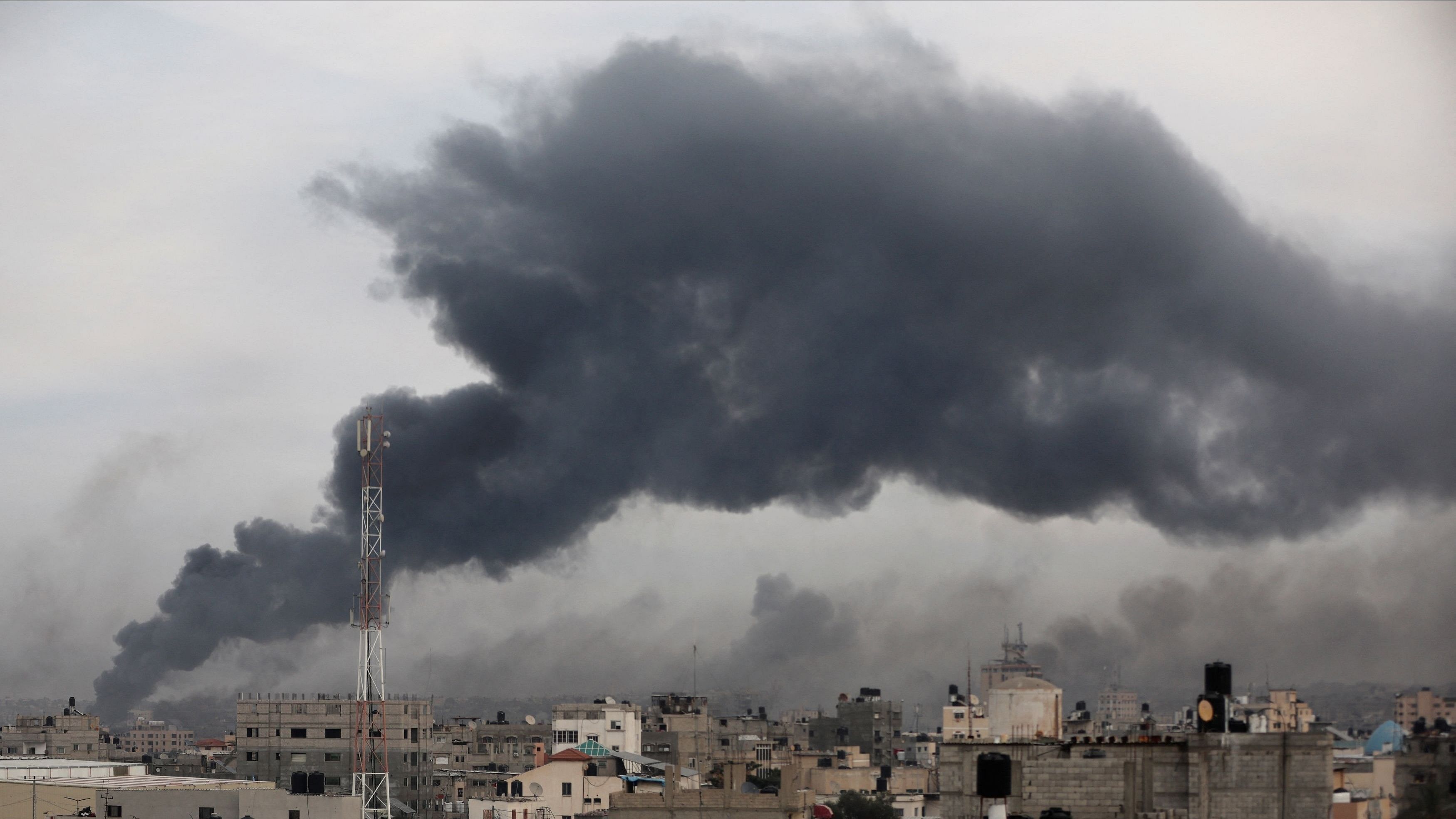 <div class="paragraphs"><p>Smoke rises after Israeli strikes, amid the ongoing conflict between Israel and the Palestinian Islamist group Hamas, in Khan Younis in the southern Gaza Strip.</p></div>