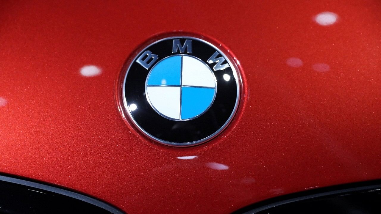 <div class="paragraphs"><p>BMW logo.</p></div>