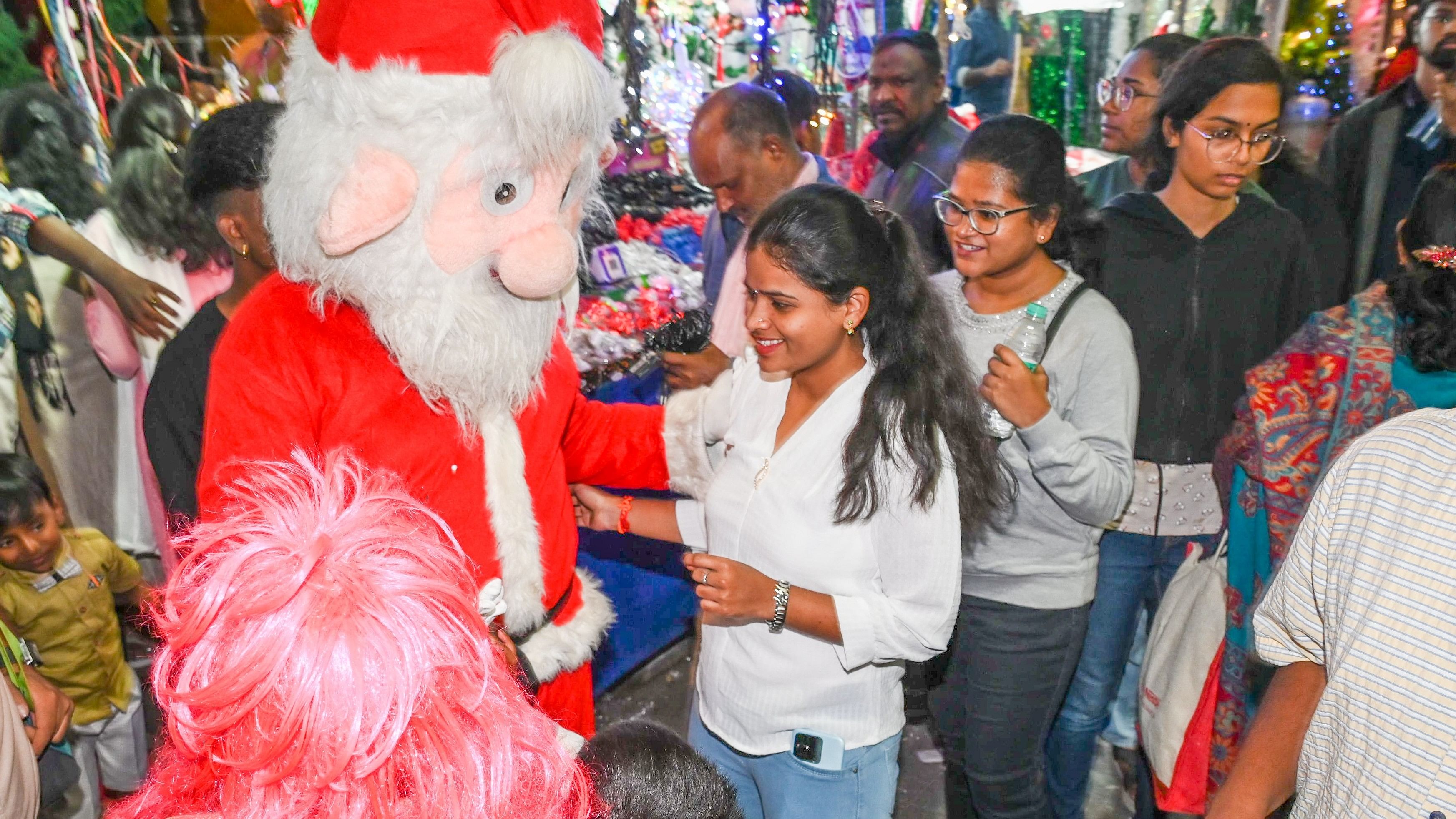 <div class="paragraphs"><p>Shoppers in Shivajinagar on Christmas Eve.&nbsp;</p></div>