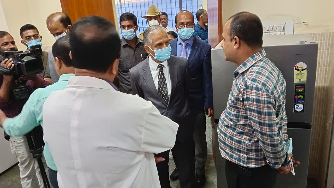 <div class="paragraphs"><p>A surprise check at the Bowring Hospital by Justice P S Dinesh Kumar revealed a delay at the outpatient registration counter.</p></div>