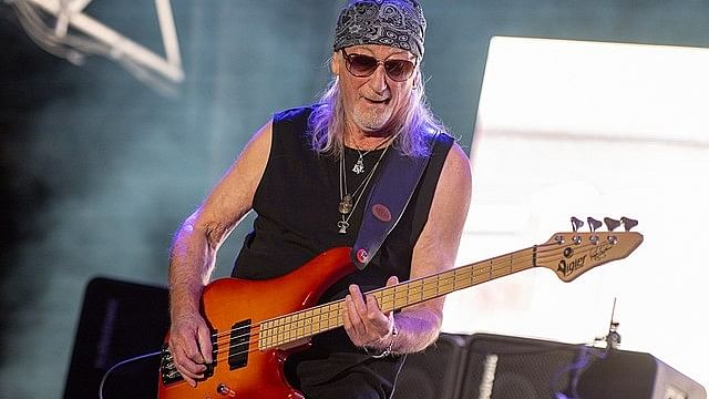 <div class="paragraphs"><p>Roger Glover.</p></div>