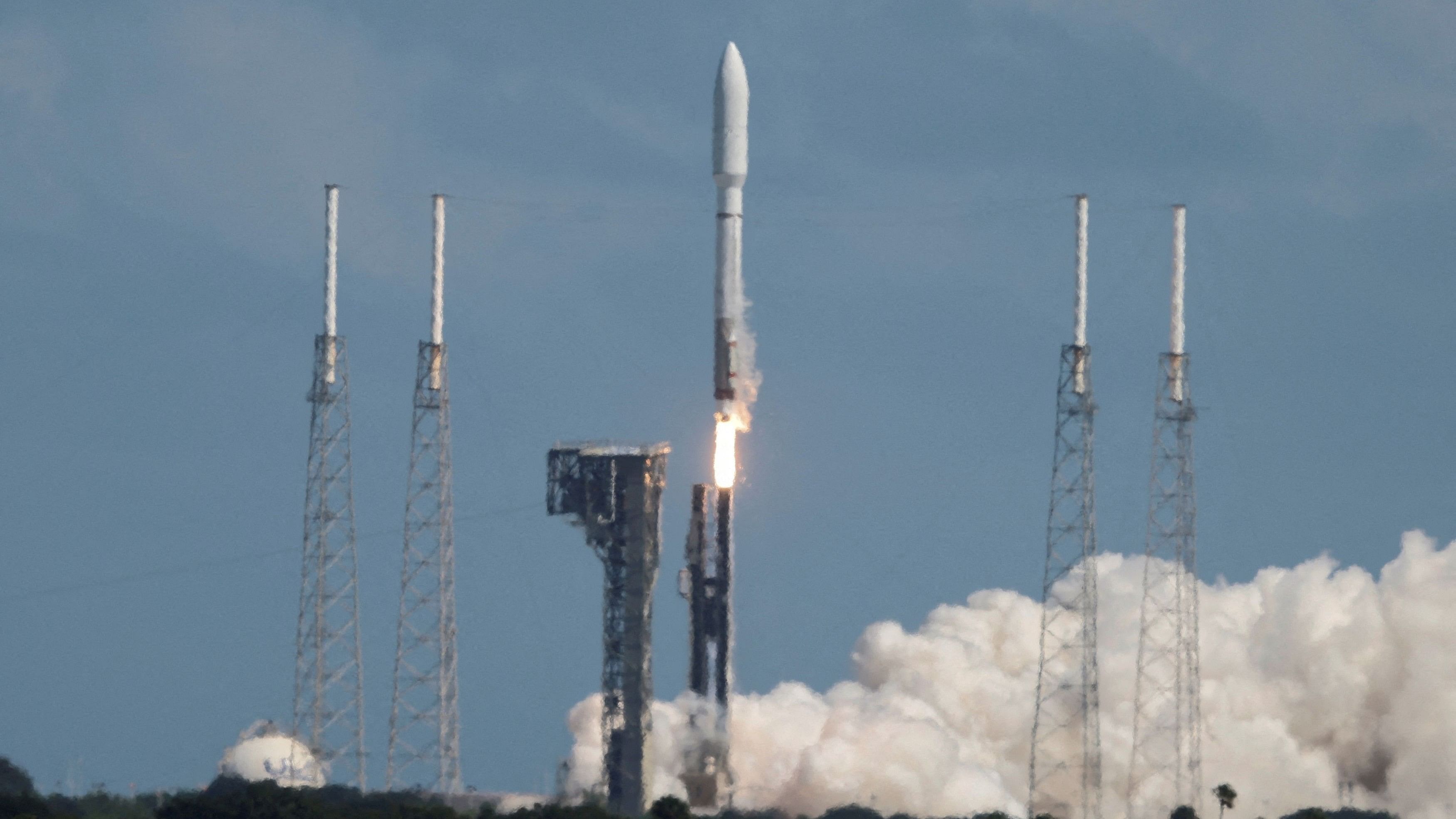 <div class="paragraphs"><p> A United Launch Alliance Atlas V rocket lifts off carrying Amazon's two prototype relay stations for a space-based internet service it calls Project Kuiper.</p></div>