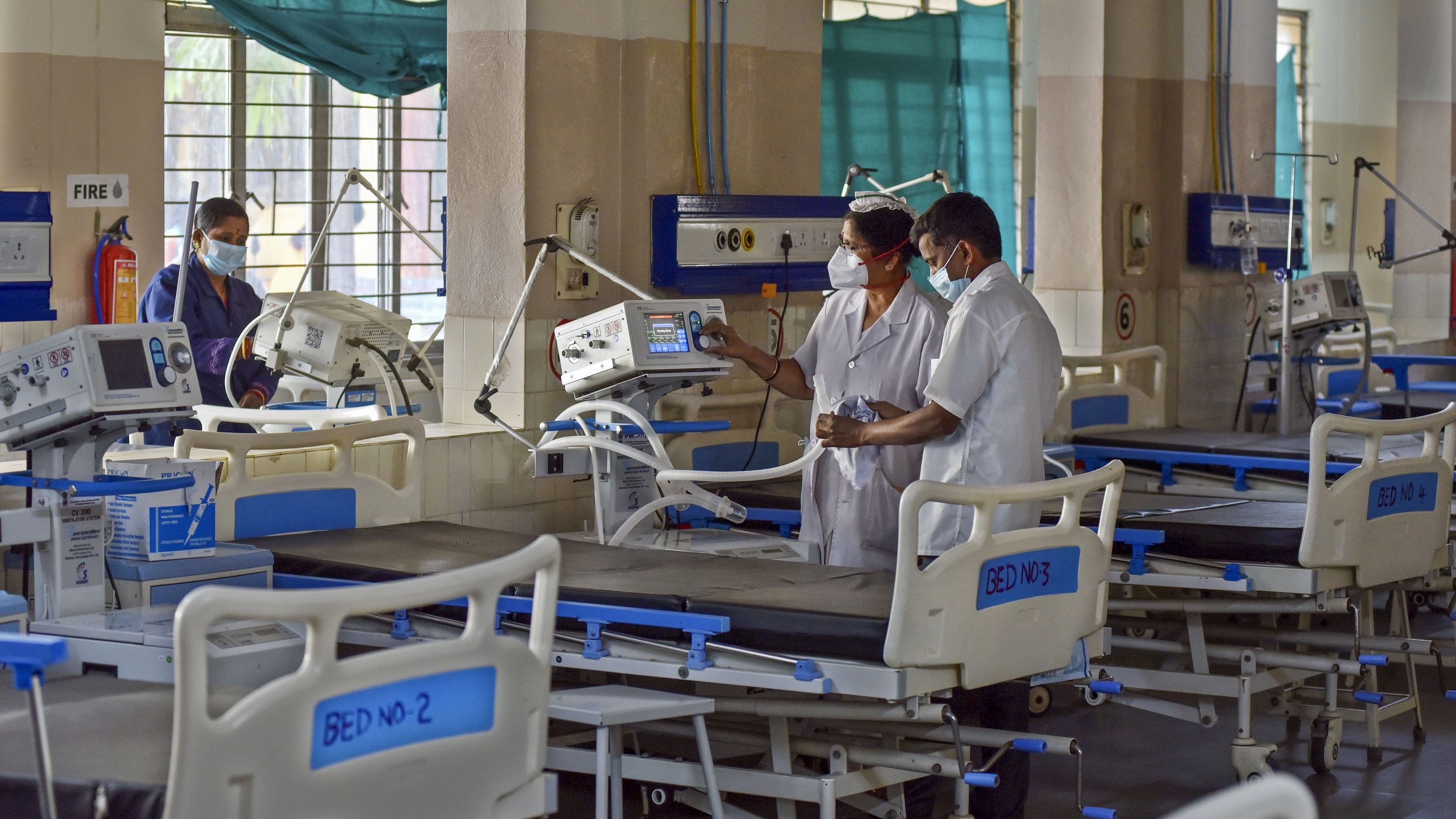 <div class="paragraphs"><p>Healthcare workers arrange medical equipment and beds at the Government Fever Hospital after the Centre issued Covid advisory measures, in Hyderabad, on Tuesday, Dec. 19, 2023. </p></div>