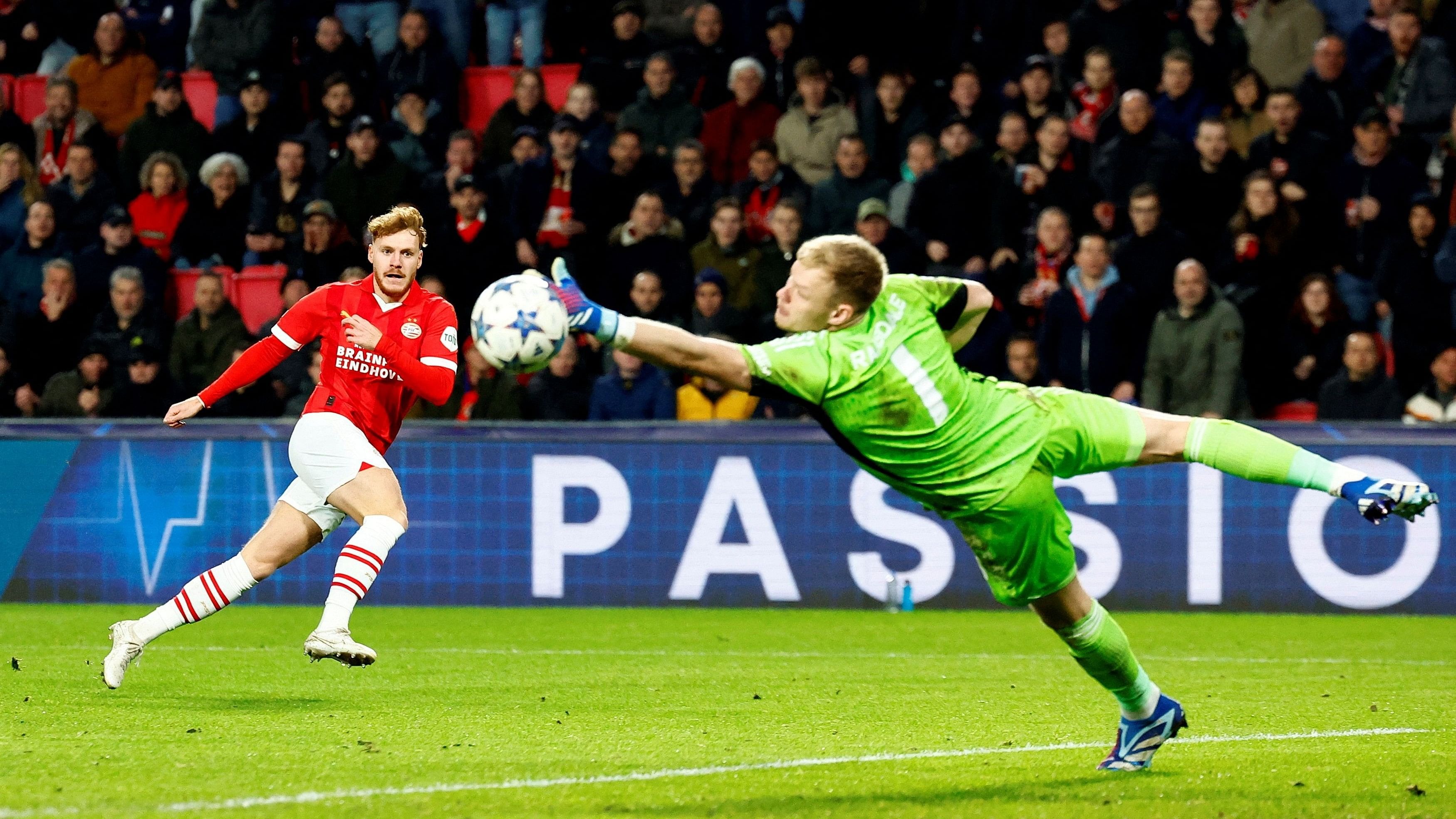 <div class="paragraphs"><p> Eindhoven's Yorbe Vertessen scores their first goal past Arsenal's Aaron Ramsdale.</p></div>