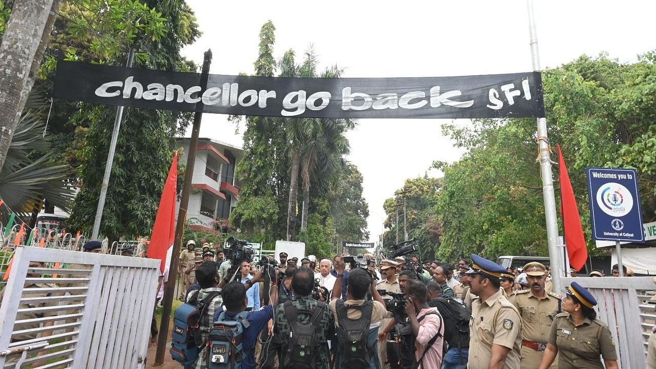 <div class="paragraphs"><p>Black banners and posters against Kerala Governor Arif Mohammed Khan placed on the Calicut University campus.&nbsp;</p></div>