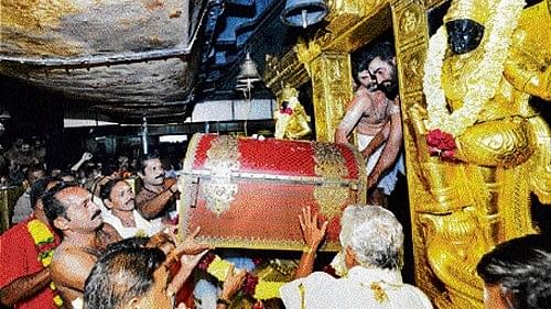 <div class="paragraphs"><p>A box carrying the sacred golden attire of Lord Ayyappa called 'Thanka Anki' for Mandala pooja being received at the Ayyappa temple in Sabarimala.</p></div>