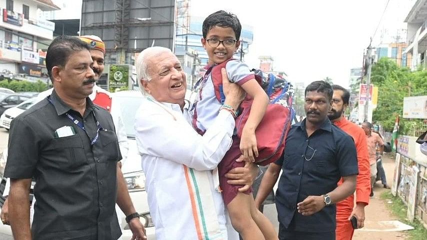 <div class="paragraphs"><p>Kerala Governor Arif Mohammed Khan interacted&nbsp;with people at SM Street, Kozhikode</p></div>