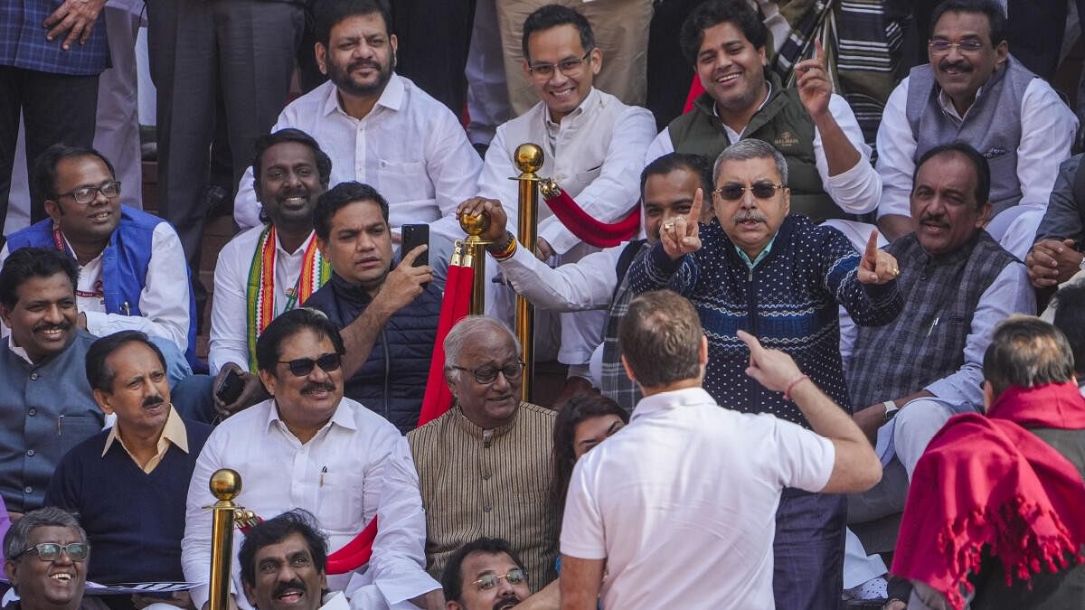 <div class="paragraphs"><p>Suspended TMC MP Kalyan Banerjee mimicks VP Dhankhar at on the stairs of the Parliament during a protest as Rahul Gandhi films it.</p></div>