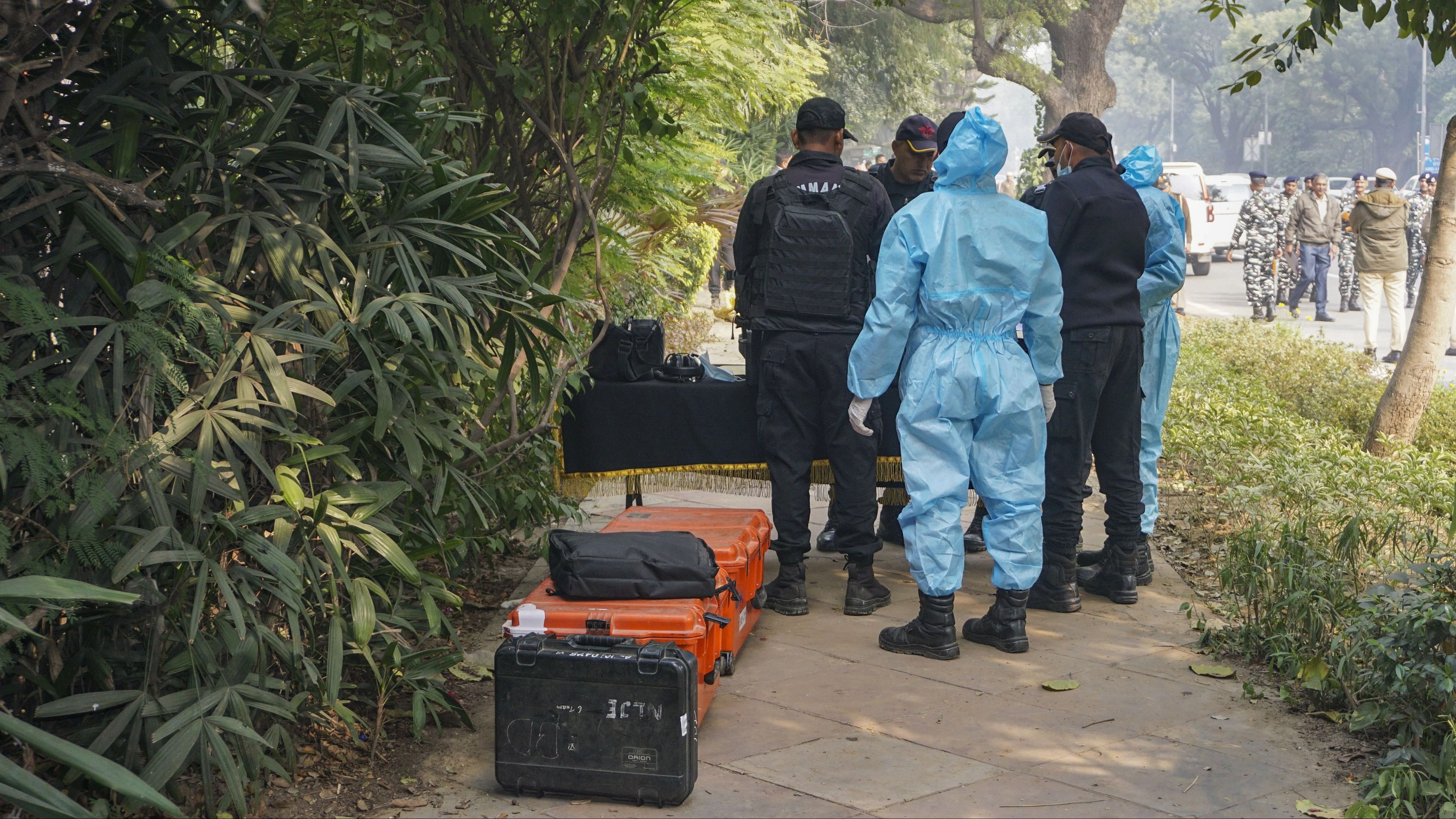 <div class="paragraphs"><p>New Delhi: NSG Commandos with the forensic officials during an investigation near the Israeli embassy after a reported low intensity blast nearby, in New Delhi, Wednesday, Dec. 27, 2023.  </p></div>