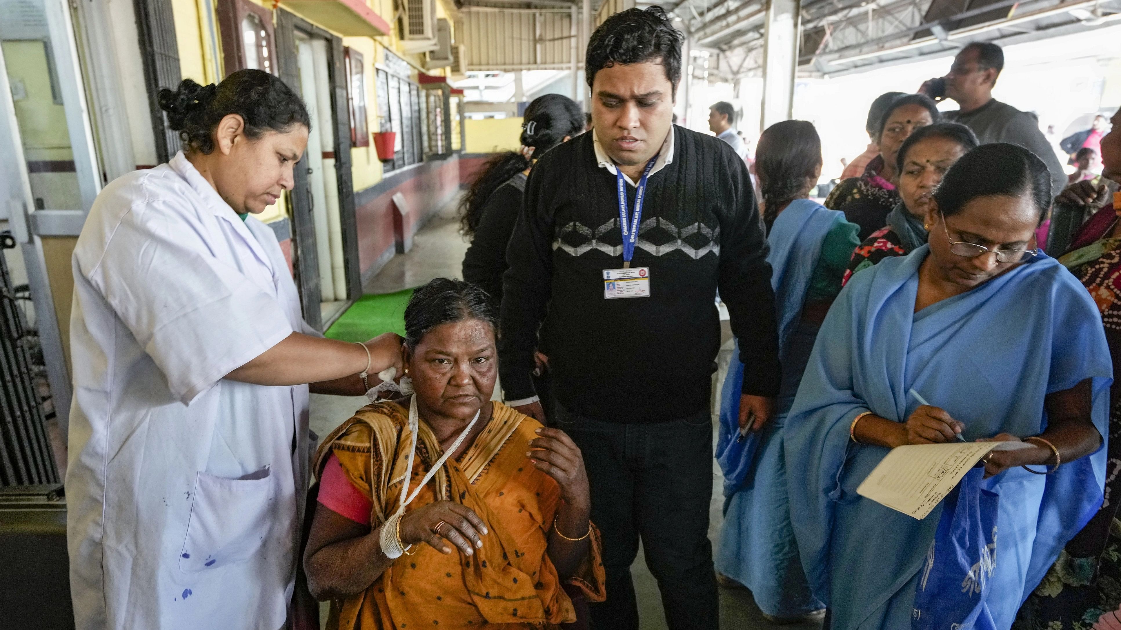 <div class="paragraphs"><p>An injured passenger undergoes treatment after a large overhead water tank fell on passengers waiting on a platform of Bardhaman railway station, in Bardhaman, West Bengal.</p></div>