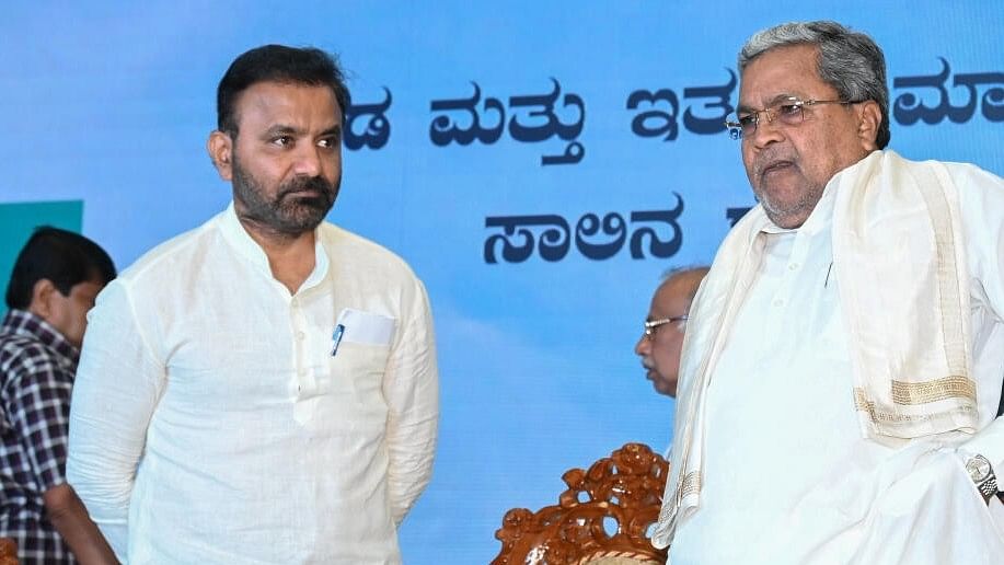 <div class="paragraphs"><p>Karnataka CM Siddaramaiah with Labour minister Santhosh S Lad.</p></div>