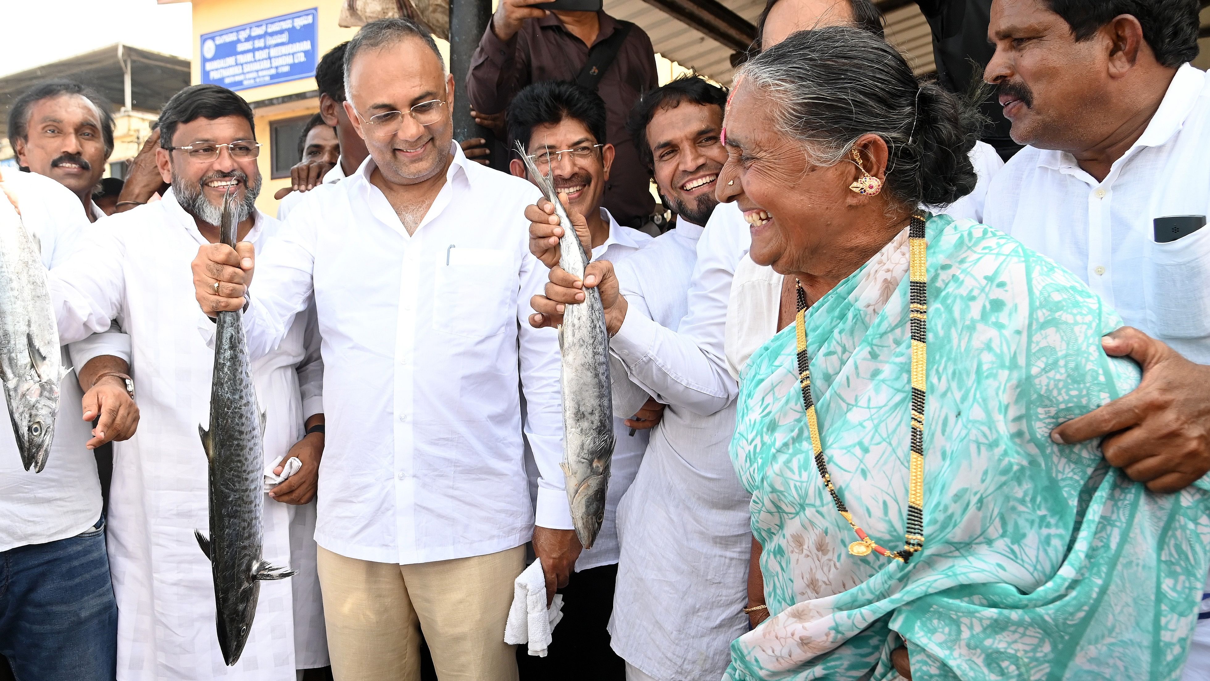 <div class="paragraphs"><p>District-in-charge Minister Dinesh Gundu Rao holds&nbsp;seer fish in his hand during his visit to fisheries harbour in Mangaluru on Saturday. </p></div>