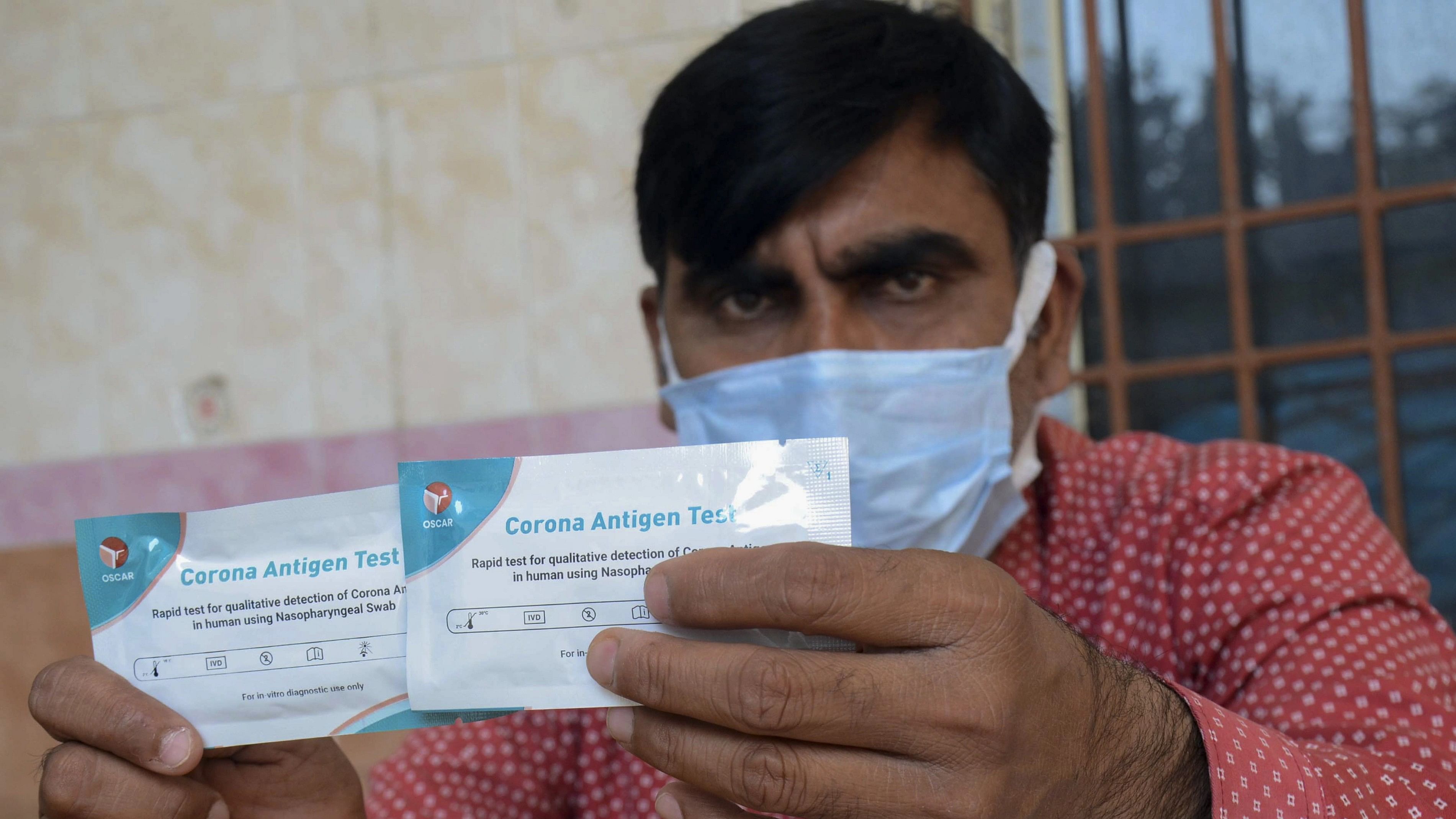 <div class="paragraphs"><p>A health worker shows the Rapid Antigen test kit at Sadar Hospital after cases of COVID-19 sub-variant JN.1 were detected in the country, in Ranchi, Sunday, Dec 24, 2023.</p></div>