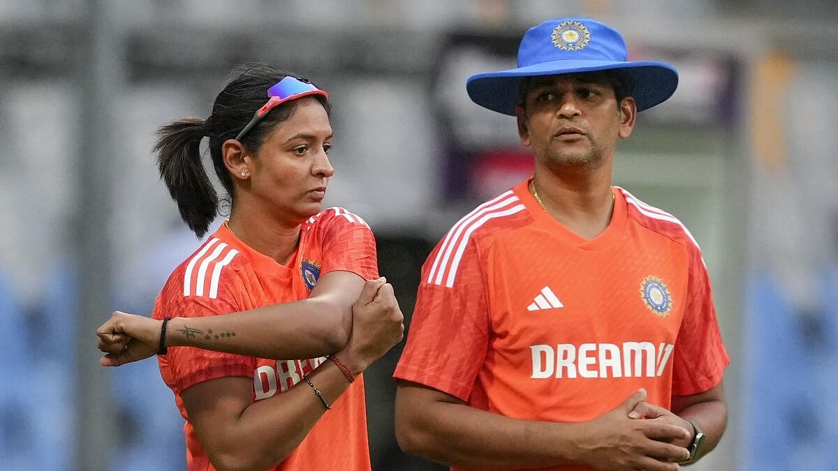 <div class="paragraphs"><p>Indian women's national cricket team head coach Amol Muzumdar with captain Harmanpreet Kaur</p></div>