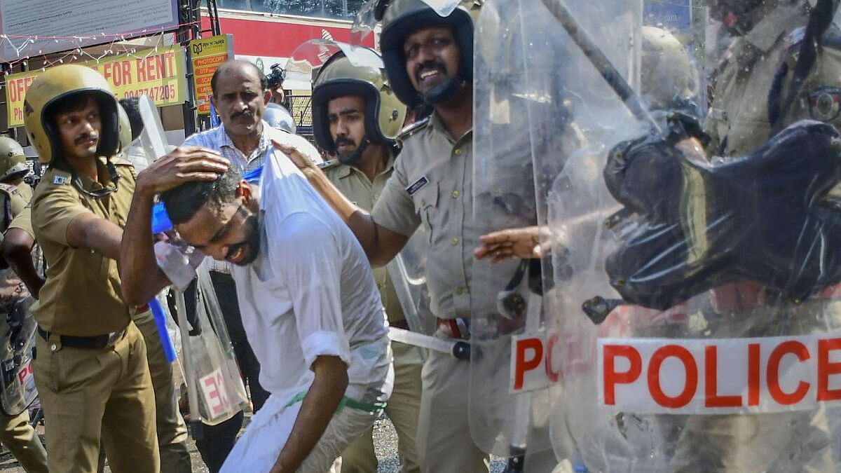 <div class="paragraphs"><p>Police personnel detain KSU activists during their protest march to the Police Headquarters against alleged attacks by police on activists of the Youth Congress and the Kerala Students Union, in Thiruvananthapuram, Thursday, Dec. 21, 2023.</p></div>