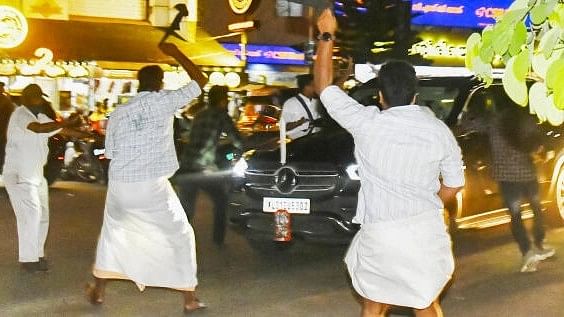 <div class="paragraphs"><p>SFI students show black flags to Kerala Governor Arif Mohammed Khan as he was on his way to the airport, in Thiruvanathapuram, Monday, Dec 11, 2023.</p></div>