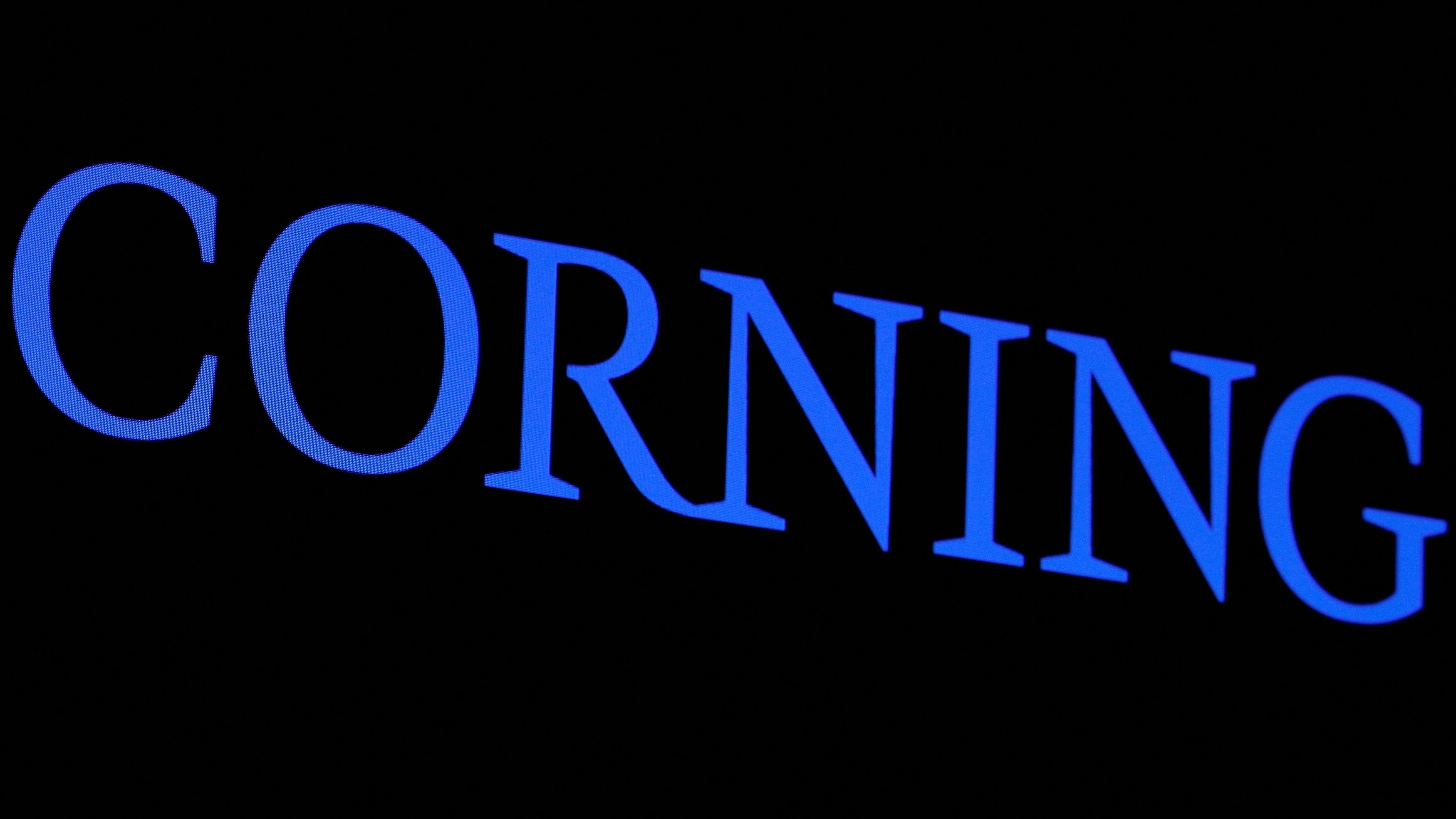 <div class="paragraphs"><p>A screen displays the Corning Inc logo.</p></div>