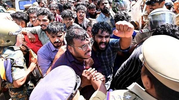 <div class="paragraphs"><p>SFI activists detained during their march towards Raj Bhavan in Thiruvananthapuram.</p></div>