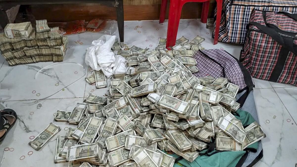 <div class="paragraphs"><p>Cash being counted by officials on the 5th day of the Income Tax department raids against Odisha-based distillery and linked entities, in Ranchi.&nbsp;</p></div>