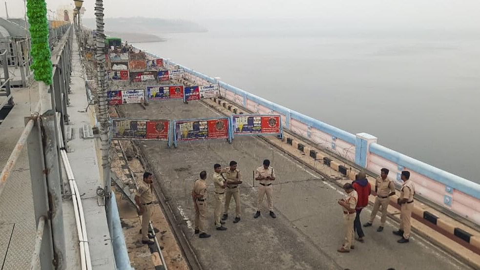 <div class="paragraphs"><p>Telangana Police personnel deployed at Nagarjuna Sagar dam, in Nalgonda district, Friday, Dec. 1, 2023.</p></div>