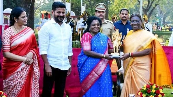 <div class="paragraphs"><p>President Droupadi Murmu with Telangana Governor Tamilisai Soundararajan, Chief Minister Revanth Reddy and others during ‘At Home’ ceremony hosted at the Rashtrapati Nilayam, in Hyderabad.</p></div>