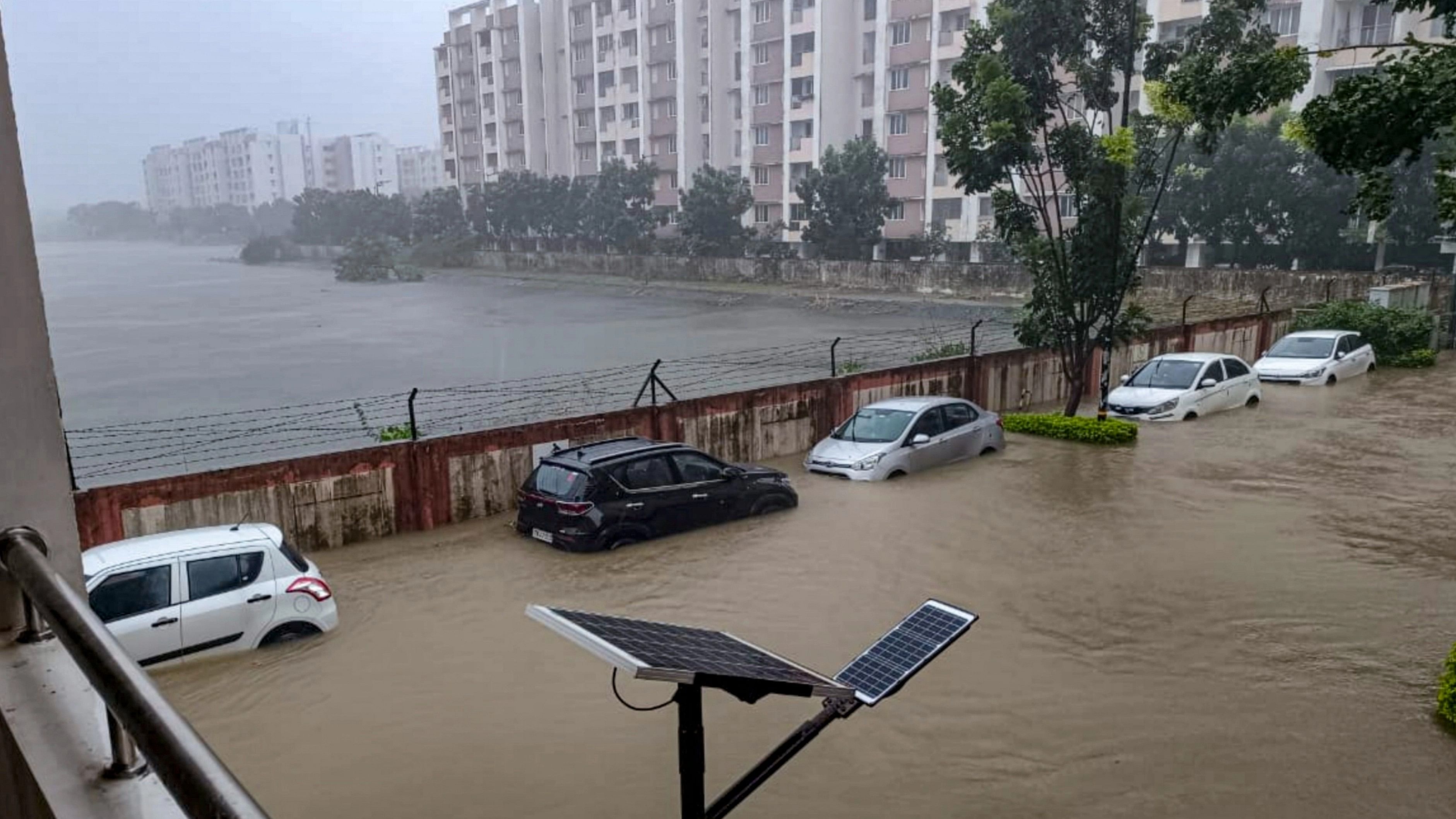 <div class="paragraphs"><p>Vehicles stuck at a locality flooded due to heavy rain owing to Cyclone Michaung, in Chennai, Monday, Dec 4, 2023.</p></div>