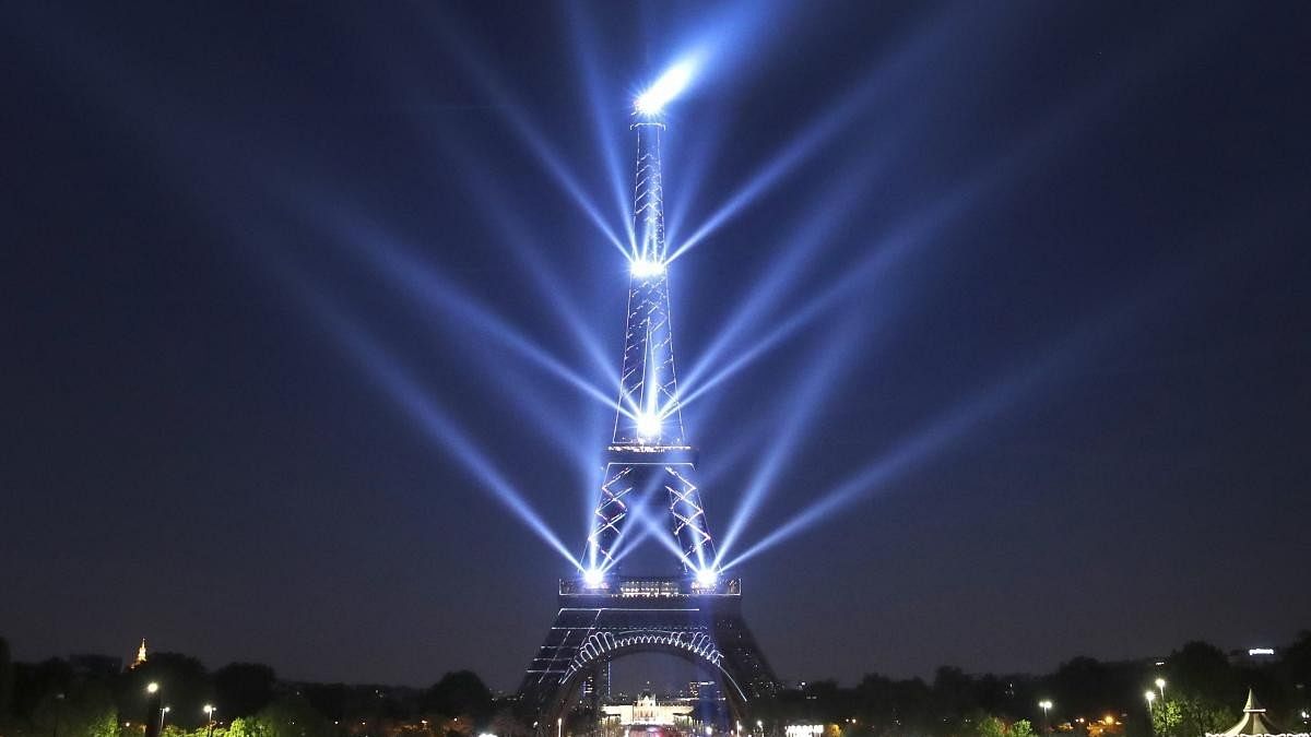 <div class="paragraphs"><p>A light show illuminates the Eiffel Tower.</p></div>