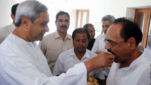 <div class="paragraphs"><p>Odisha CM and BJD chief Naveen Patnaik giving sweet to  Congress leader and leader of opposition Bhupinder Singh after he joined   BJD party,in Bhubaneswar.</p></div>