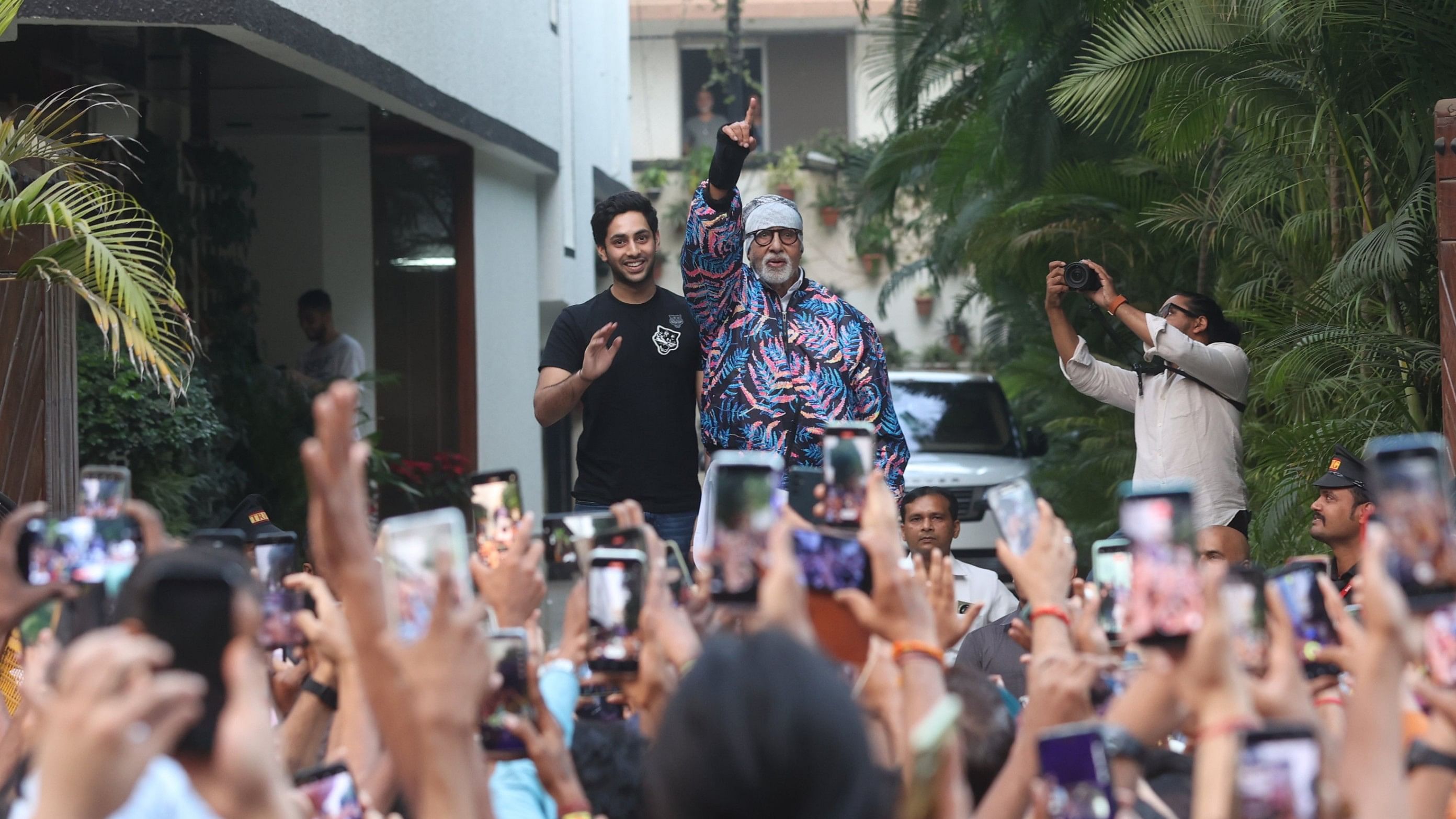 <div class="paragraphs"><p>Amitabh Bachchan and Agastya Nanda at Sunday meet-and-greet with fans.&nbsp;</p></div>