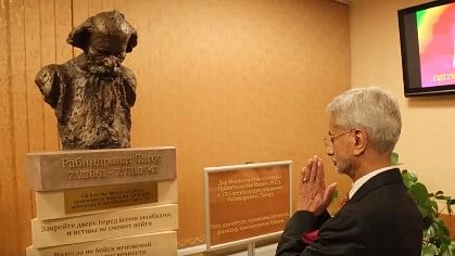 <div class="paragraphs"><p>Screengrab of a video where EAM&nbsp;S Jaishankar is seen paying homage to the statue of Tagore in the school,&nbsp;St Petersburg, Russia.</p></div>