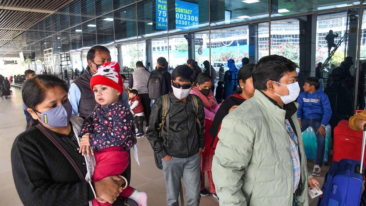 <div class="paragraphs"><p>People arriving at the Jayprakash Narayan International Airport wear masks after a rise in cases of the new COVID-19 sub-variant JN.1, in Patna.</p></div>