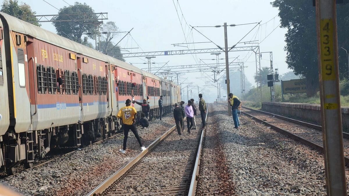 <div class="paragraphs"><p>Maoists blow up railway tracks in Jharkhand.</p></div>