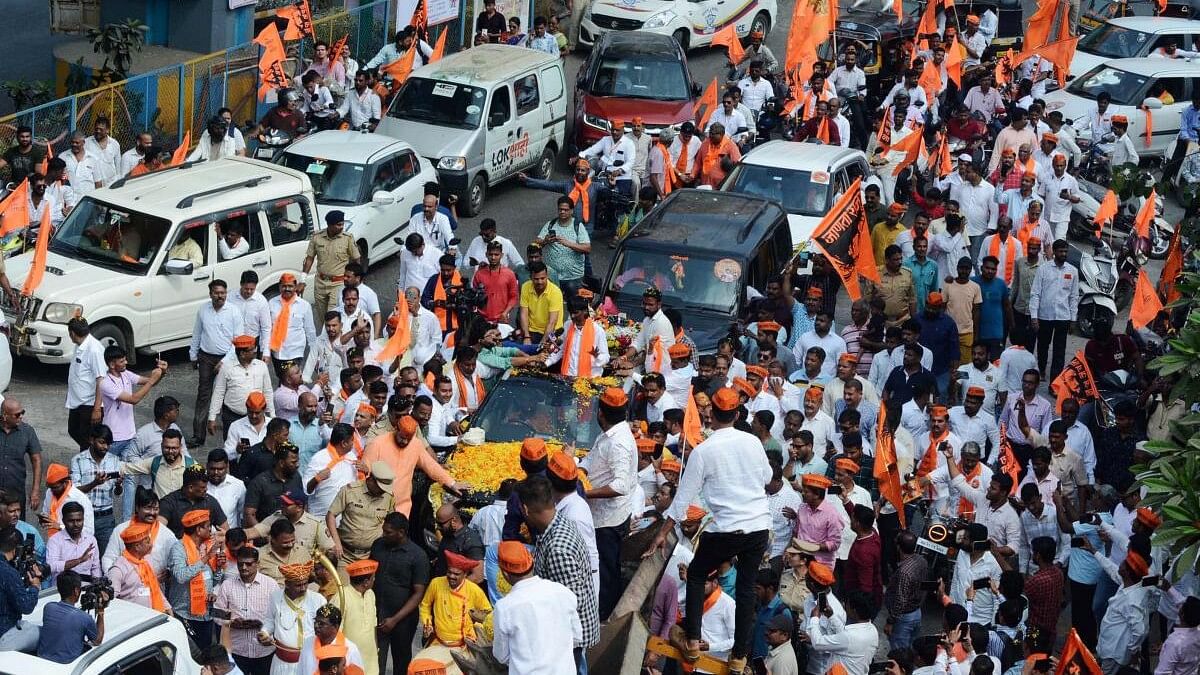 <div class="paragraphs"><p>Maratha community people welcome Maratha reservation activist Manoj Jarange Patil as he arrives to hold a meeting, in Thane/</p></div>