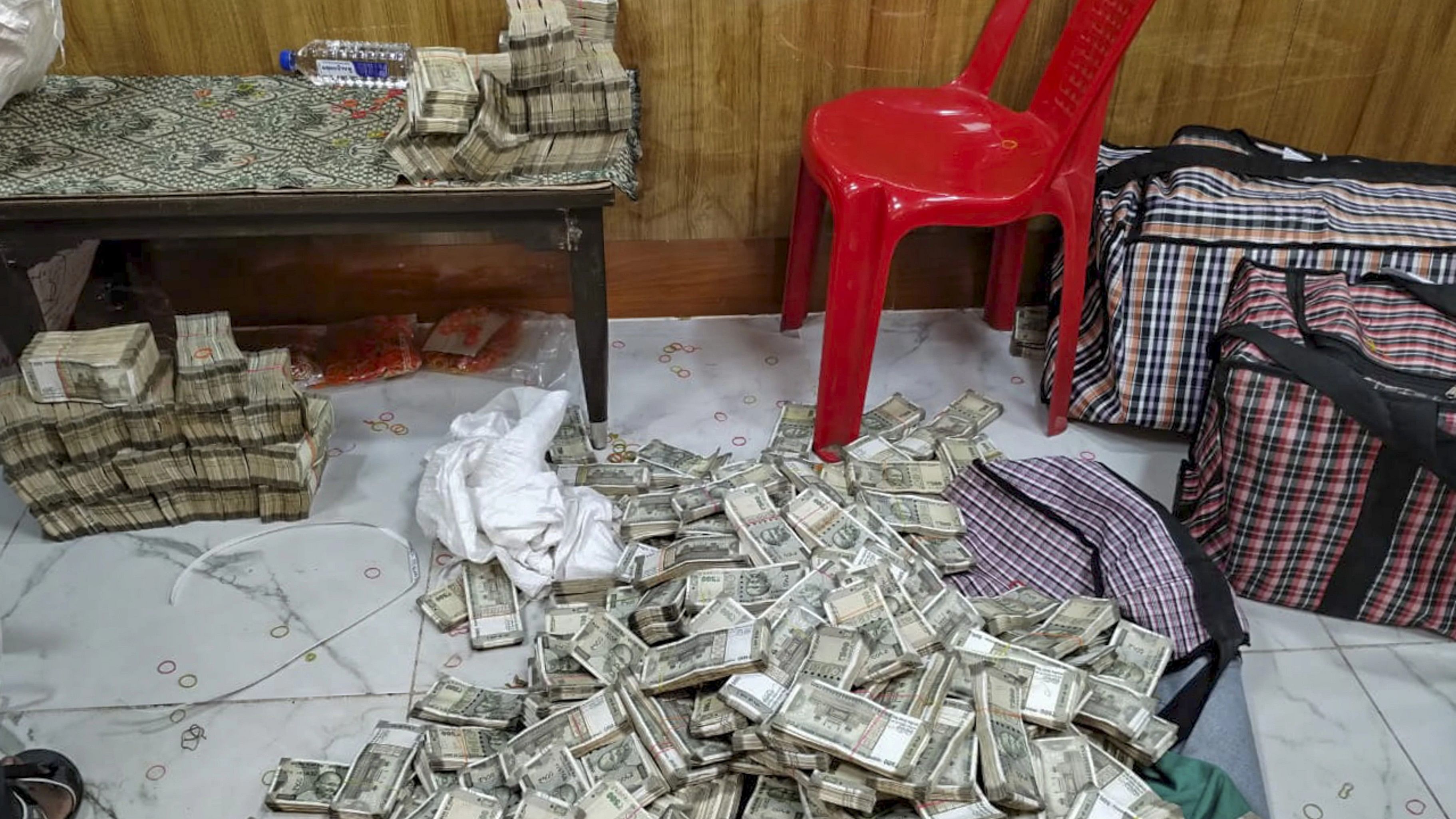 <div class="paragraphs"><p>Cash being counted by officials on the 5th day of the Income Tax department raids against Odisha-based distillery and linked entities, in Ranchi, Sunday, Dec. 10, 2023. </p></div>