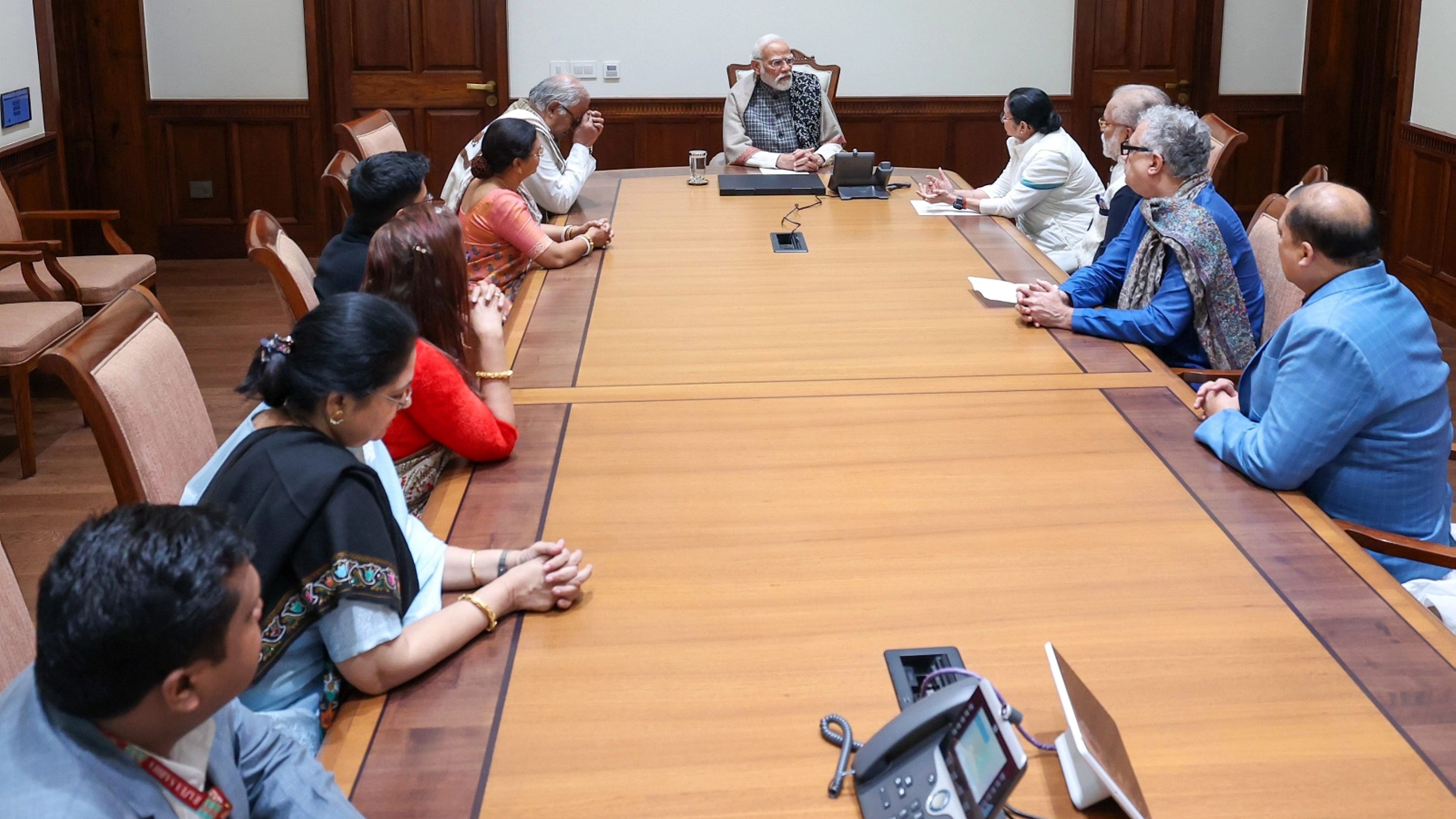 <div class="paragraphs"><p> Prime Minister Narendra Modi in a meeting with West Bengal Chief Minister and TMC supremo Mamata Banerjee.</p></div>