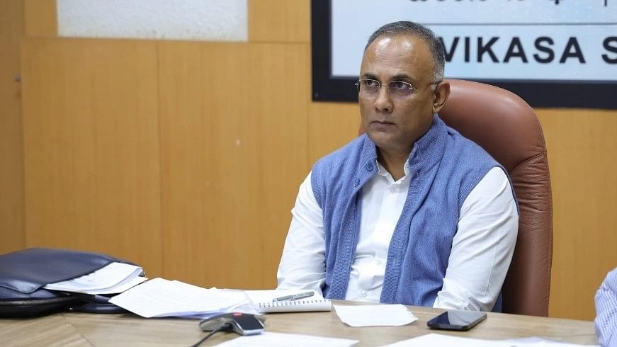 <div class="paragraphs"><p>Health Minister Dinesh Gundu Rao addressing a press conference in Bengaluru on Wednesday, December 20, 2023.</p></div>