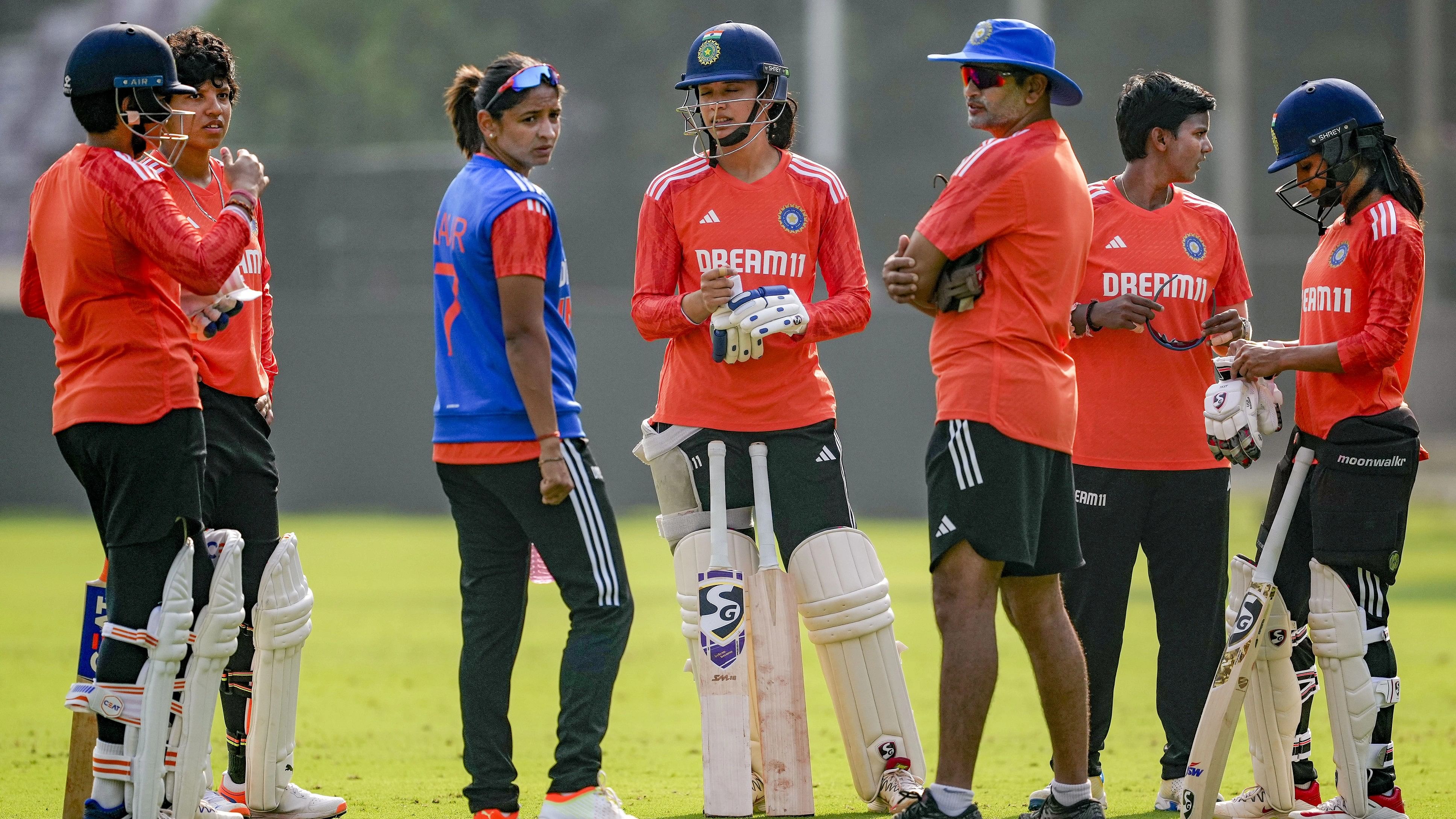 <div class="paragraphs"><p> India Women's creicket team and head coach Amol Muzumdar.</p></div>