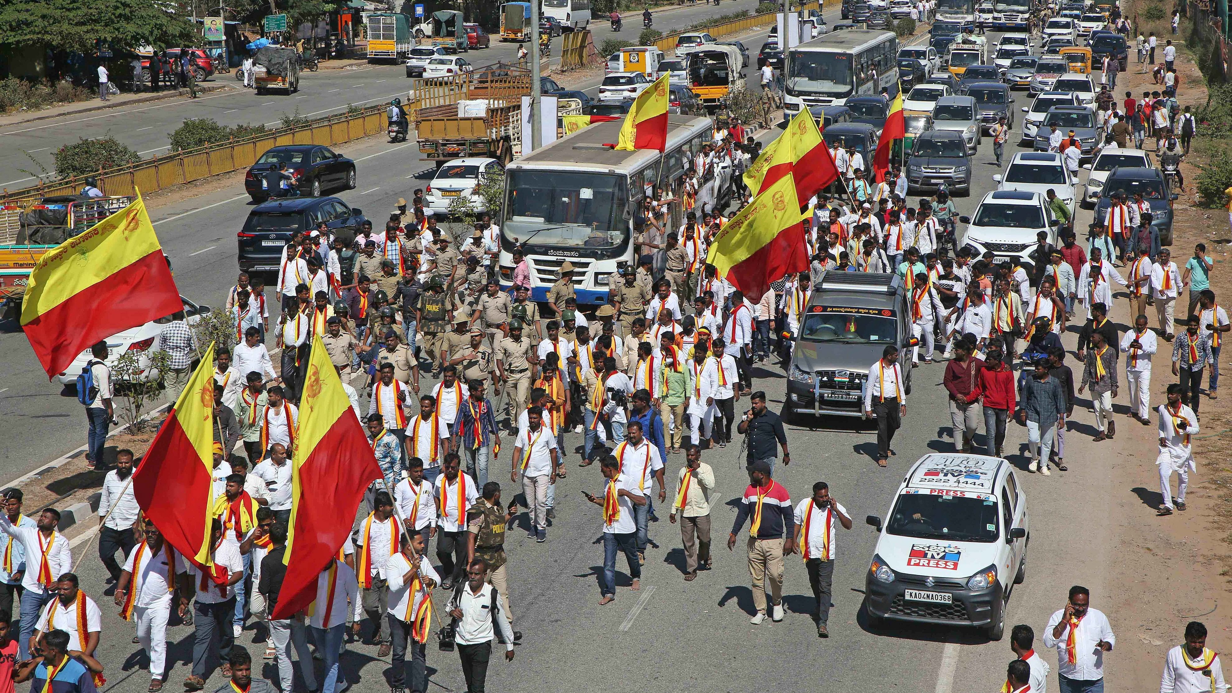 <div class="paragraphs"><p>Members of Karnataka Rakshana Vedike hold a rally on Airport Road, demanding the installation of Kannada signage in commercial establishments.&nbsp;</p></div>