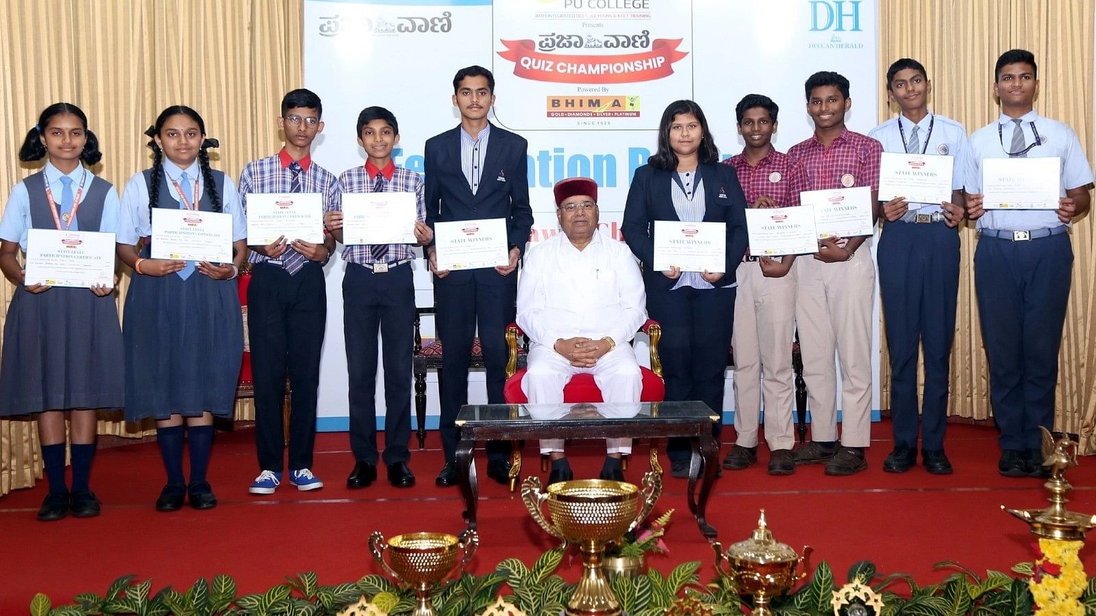 <div class="paragraphs"><p>Governor Thaawar Chand Gehlot with finalists of the 'Prajavani' Quiz Championship.</p></div>