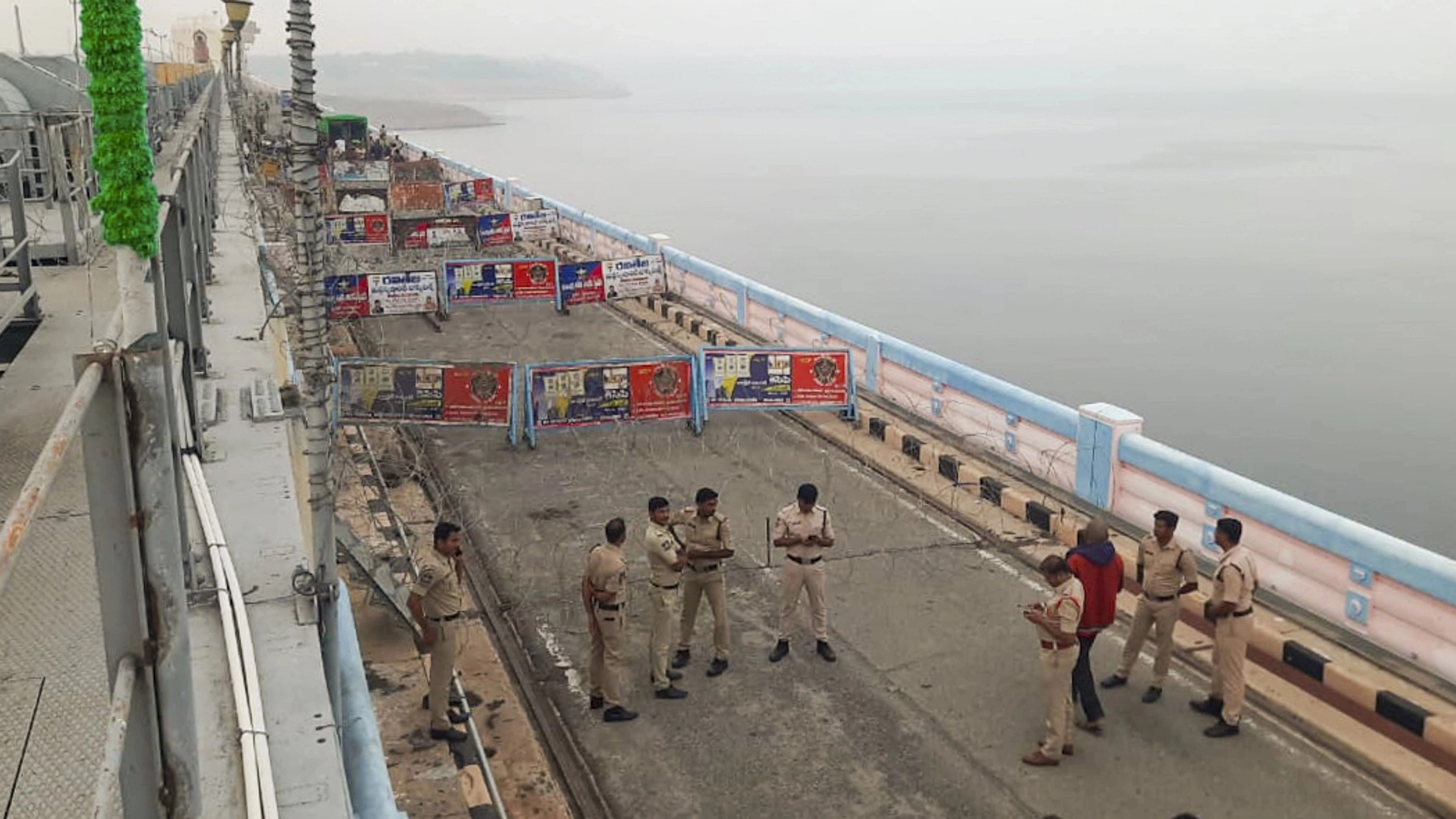 <div class="paragraphs"><p>Telangana Police personnel deployed at Nagarjuna Sagar dam, in Nalgonda district.  </p></div>