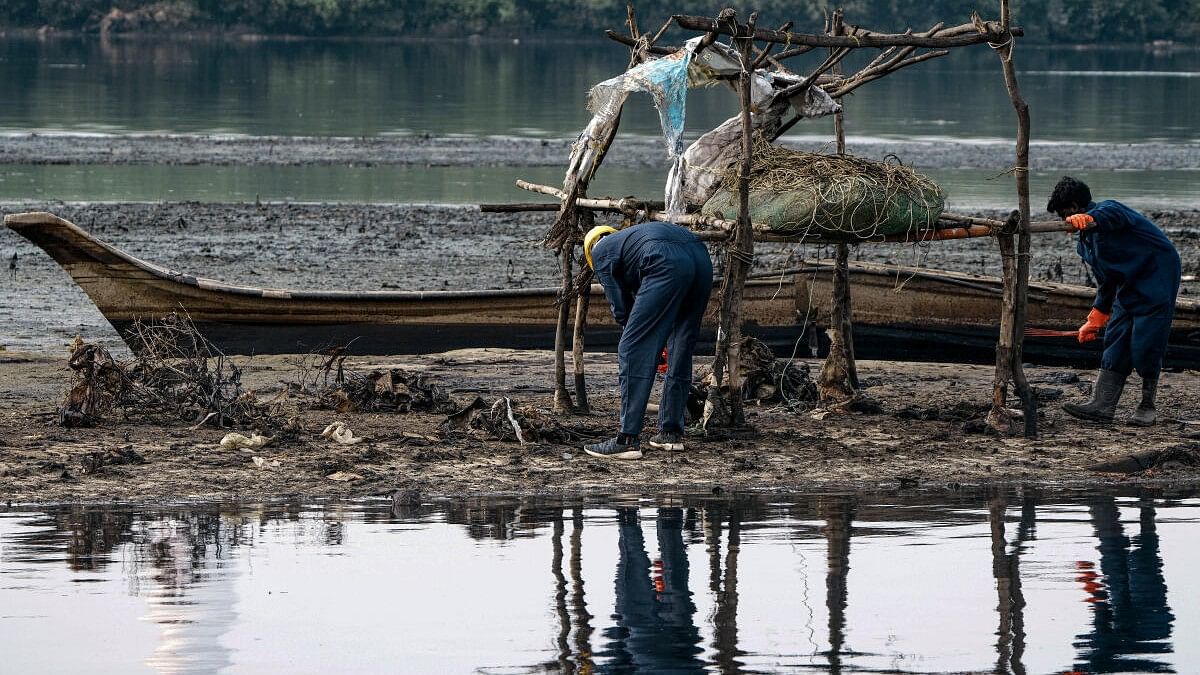 <div class="paragraphs"><p>Officials during oil removal task after a recent oil spill in the Bay of Bengal off the Ennore Creek in the aftermath of Cyclone Michaung, in Chennai, Saturday, Dec. 23, 2023.</p></div>