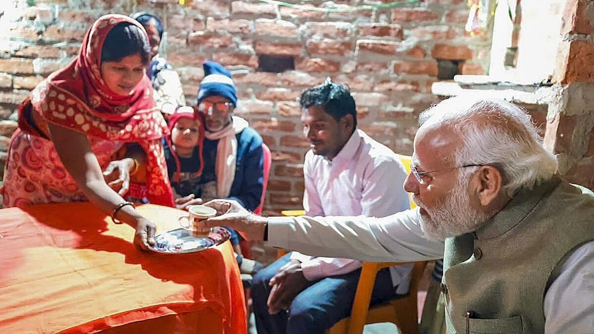 <div class="paragraphs"><p>Prime Minister Narendra Modi visits a house of an Ujjwala Yojana beneficiary, in Ayodhya</p></div>