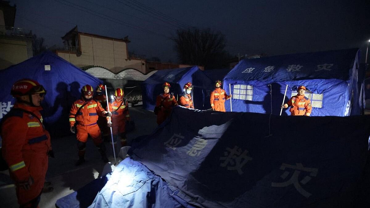 <div class="paragraphs"><p>Rescue workers set up emergency tents at Kangdiao village following the earthquake in Jishishan county, Gansu province, China.</p></div>