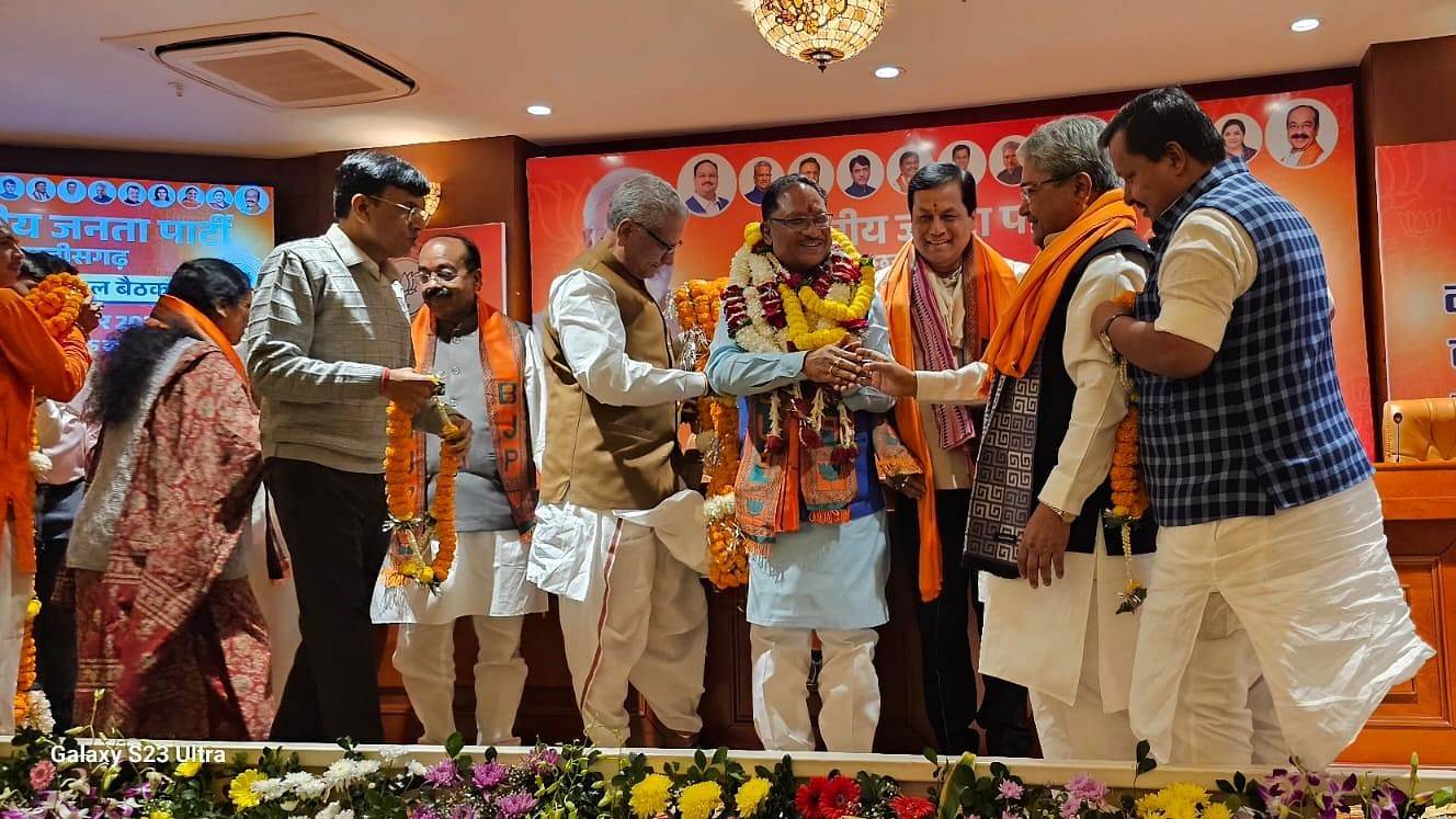 <div class="paragraphs"><p>BJP leaders congratulating the new Chhattisgarh CM</p></div>