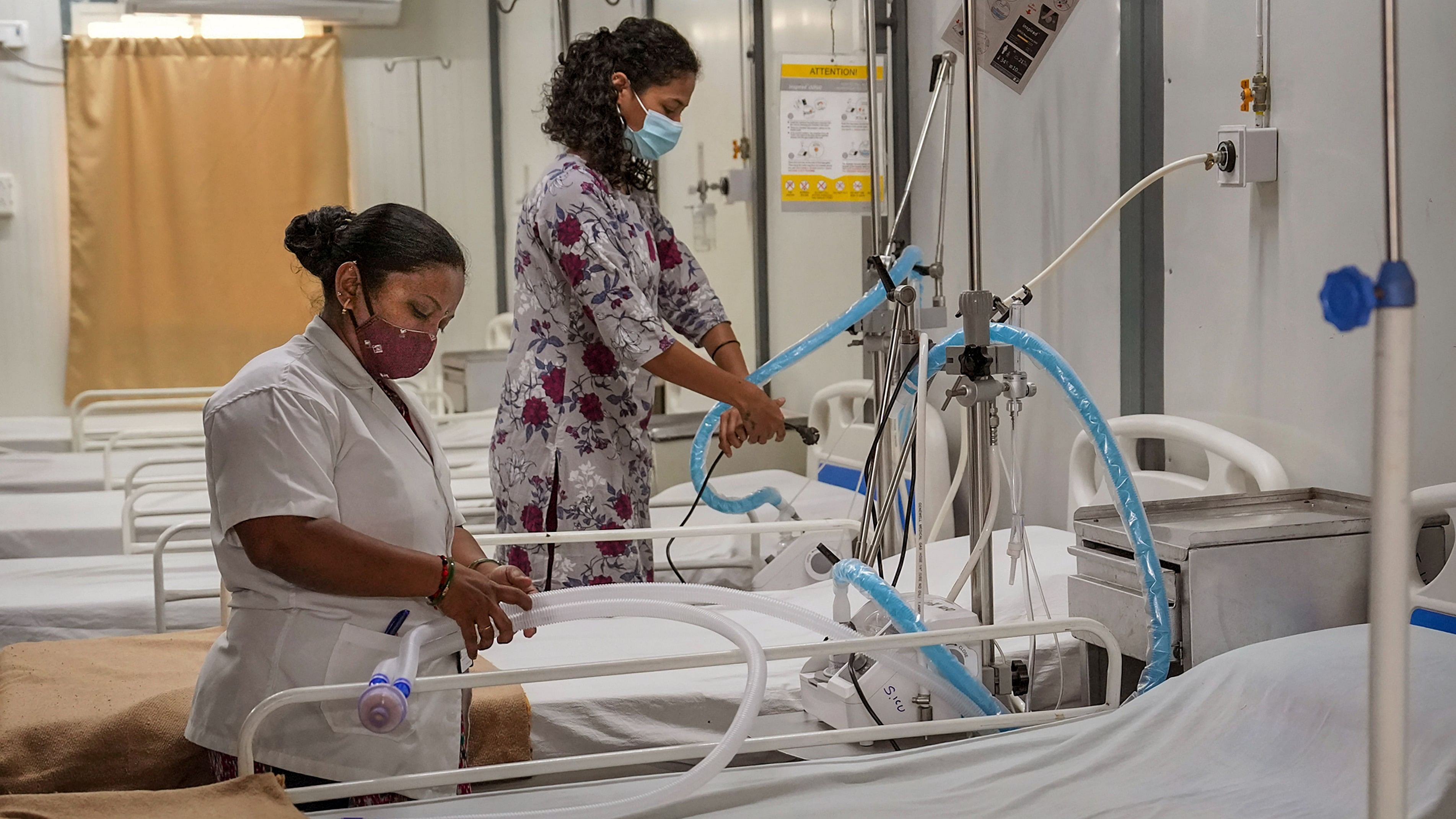 <div class="paragraphs"><p>Medical staff of Rajiv Gandhi Institute of Chest Disease arrange beds at a Covid ward, in Bengaluru,Tuesday, Dec 19, 2023. </p></div>