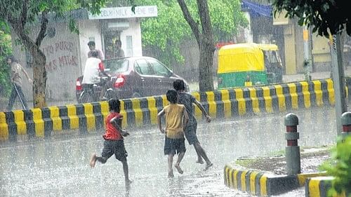 <div class="paragraphs"><p>Children enjoy rain in New Delhi.</p></div>