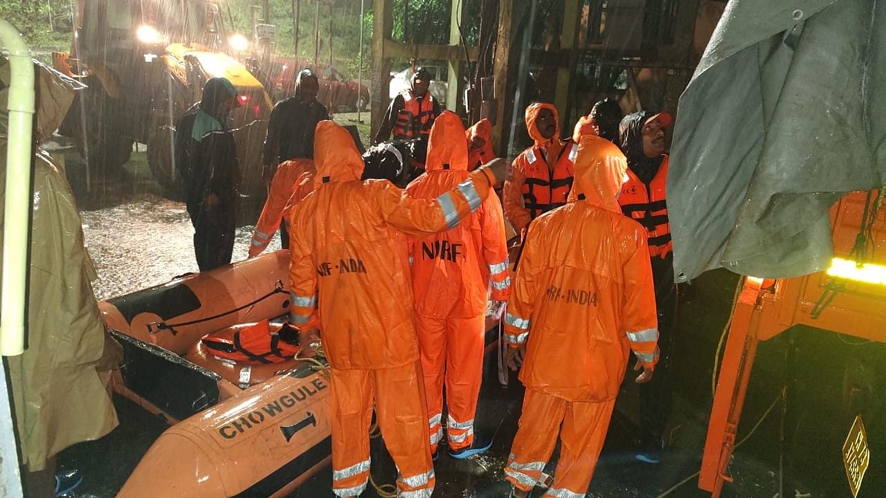 <div class="paragraphs"><p>NDRF rescuing people from a low-lying area near Perungalathur, a suburban area, located on the highway connecting Chennai with Tiruchirapalli.</p></div>