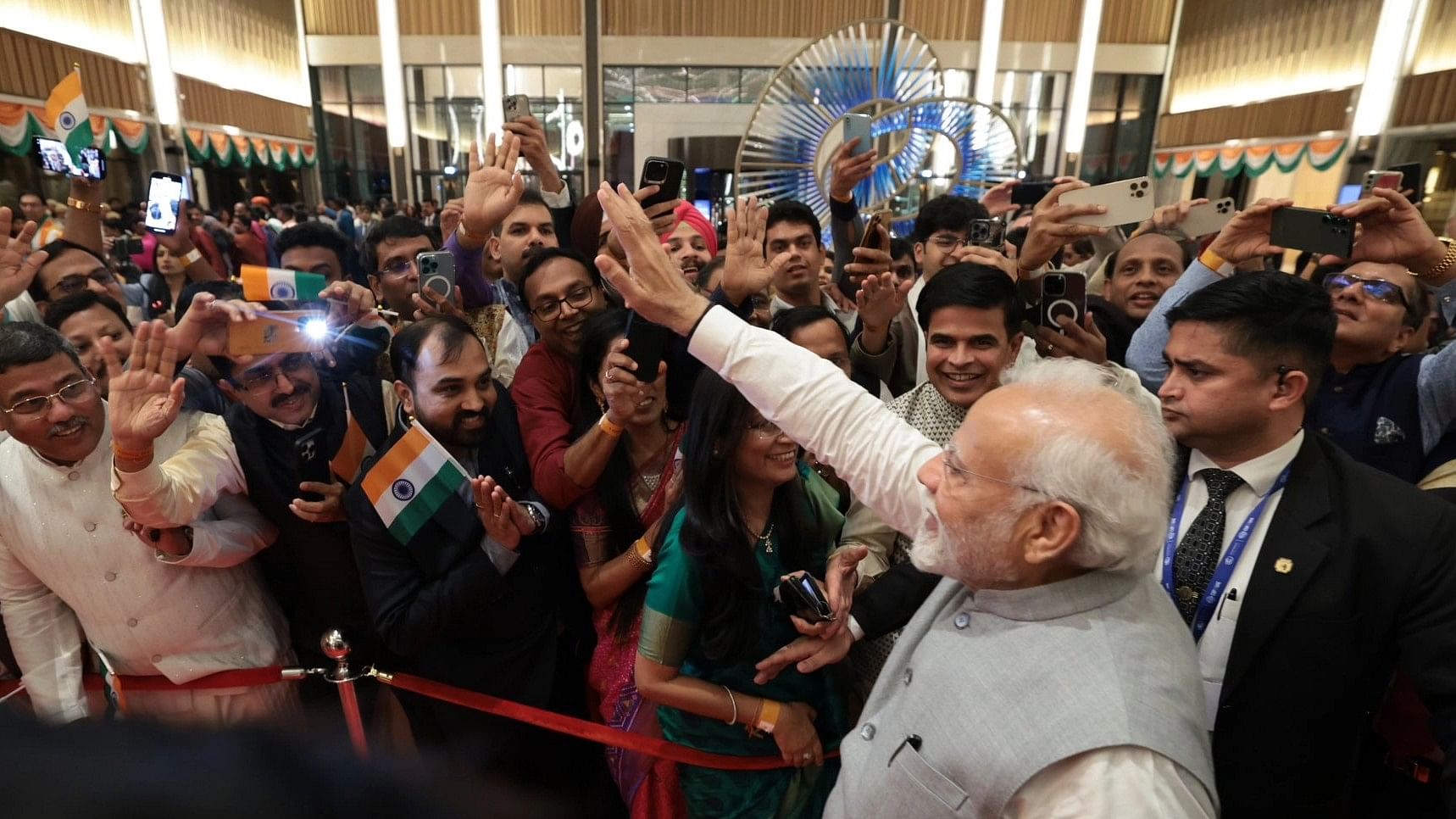 <div class="paragraphs"><p>PM Modi waves at Indian diaspora members in Dubai</p></div>