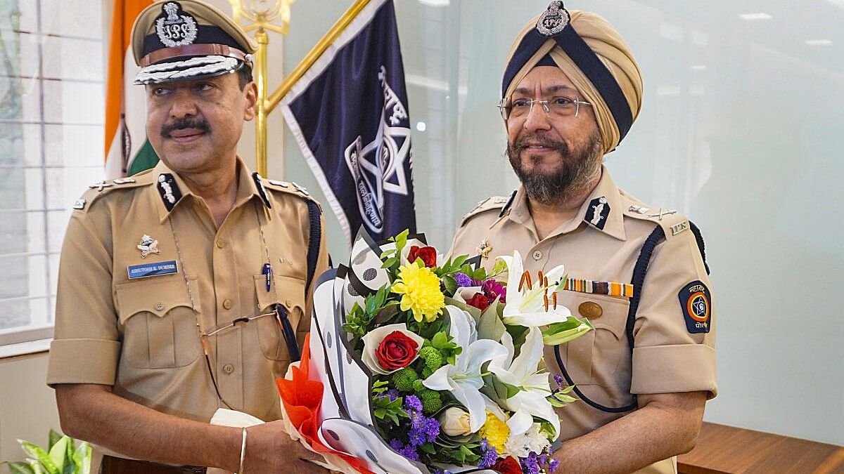 <div class="paragraphs"><p>New Thane Police Commissioner Ashutosh Dumbre (L) with outgoing police commissioner Jaijeet Singh, in Thane, Maharashtra.</p></div>