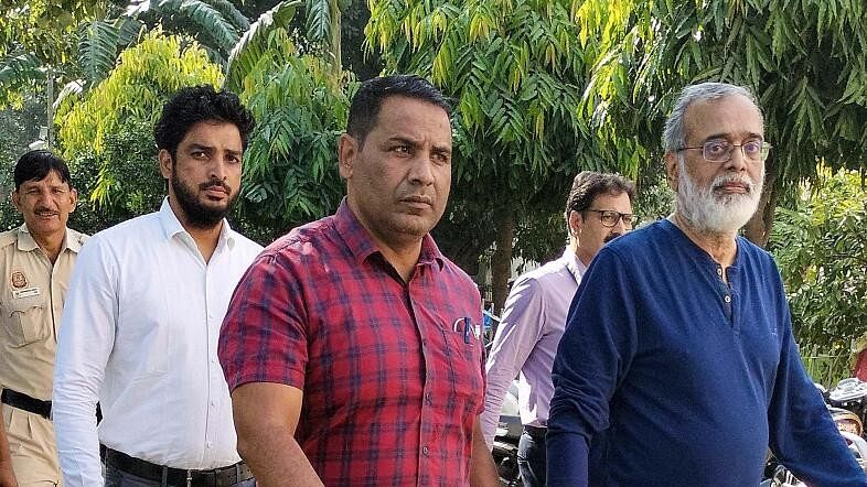 <div class="paragraphs"><p>NewsClick founder Prabir Purkayastha (right) being brought to the Patiala House Court by Delhi Police's Special Cell.</p></div>